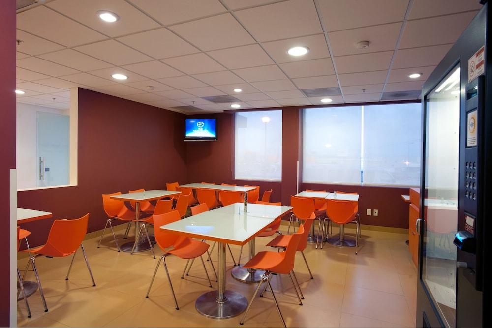 Hotel Express Junior By Marriott Aeropuerto Toluca